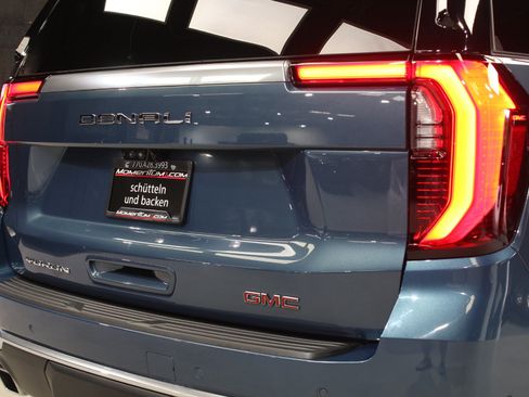 Used 2025 GMC Yukon Denali w/ Denali Reserve Package AWD/4WD image 17