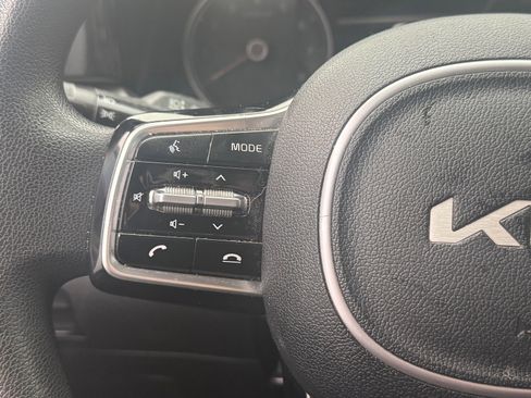 Used 2022 Kia Sorento LX image 9