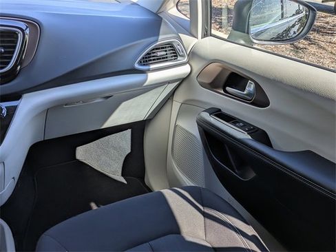 Used 2023 Chrysler Voyager LX image 16