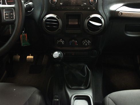 Used 2015 Jeep Wrangler Sport w/ Mopar Black Appearance Group AWD/4WD image 17