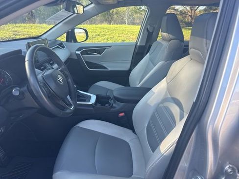 Used 2019 Toyota RAV4 XLE Premium image 17