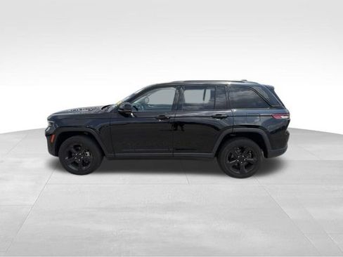 Used 2023 Jeep Grand Cherokee Limited w/ Black Appearance Package AWD/4WD image 5