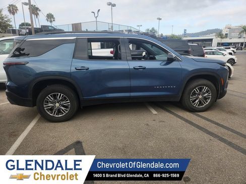 Used 2025 Chevrolet Traverse LT FWD image 7