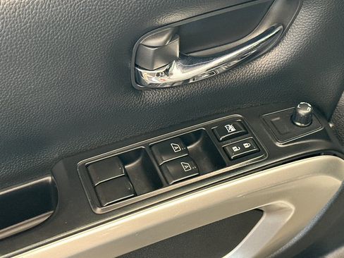 Used 2023 Nissan Titan SV AWD/4WD image 12