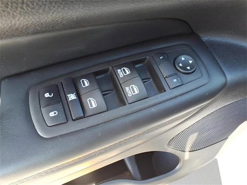 Used 2022 Jeep Grand Cherokee Laredo X image 13