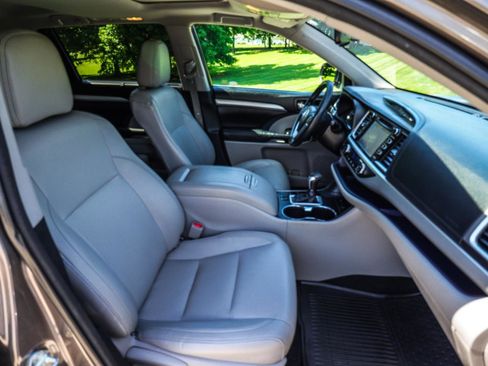 Used 2015 Toyota Highlander XLE AWD/4WD image 40