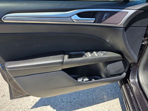 Used 2020 Ford Fusion SE FWD image 13