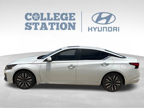 Used 2024 Nissan Altima 2.5 SV w/ SV Premium Package FWD image 12