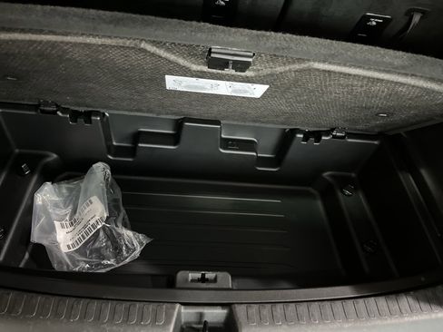 Used 2025 GMC Acadia Elevation image 9