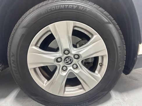Used 2019 Toyota RAV4 XLE w/ Convenience Package FWD image 4