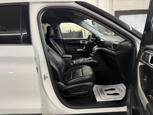 Used 2021 Ford Explorer XLT w/ Equipment Group 202A AWD/4WD image 31