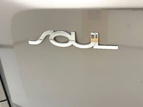 Used 2013 Kia Soul + FWD image 12