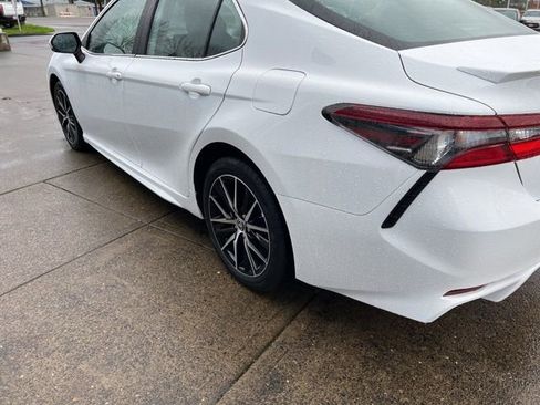 Used 2024 Toyota Camry SE image 8