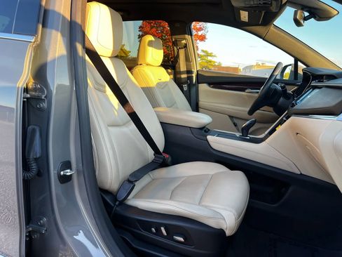 Used 2018 Cadillac XT5 Luxury w/ Driver Awareness Package image 12