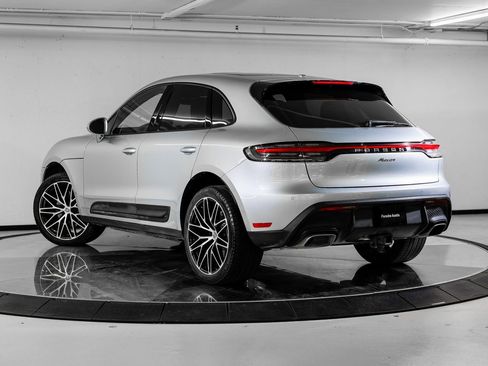 Certified 2025 Porsche Macan image 3