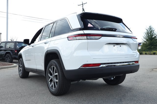 New 2027 Jeep Grand Cherokee Laredo X RWD image 8