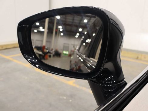 Used 2024 Chrysler Pacifica Touring-L image 39