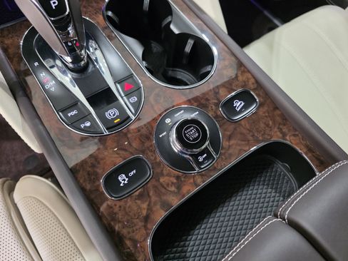 Used 2023 Bentley Bentayga image 22