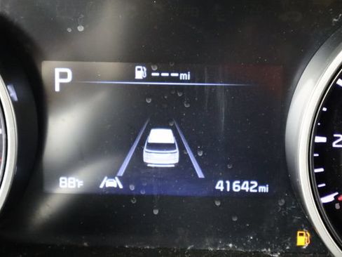 Used 2023 Kia Carnival LX FWD image 38