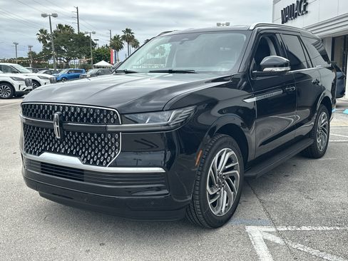 New 2026 Lincoln Navigator Premiere AWD/4WD image 3