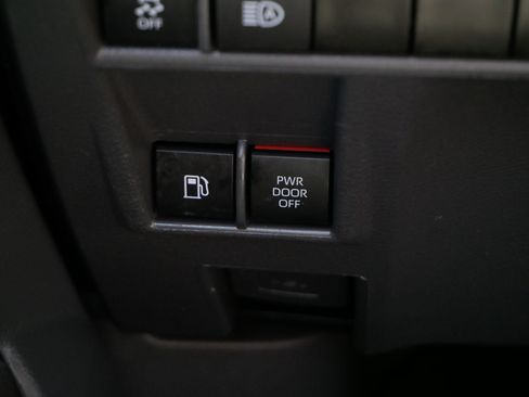Used 2024 Toyota Sienna XLE FWD image 28