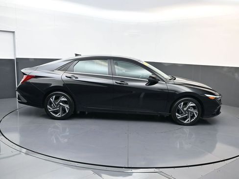 Certified 2025 Hyundai Elantra Limited image 3