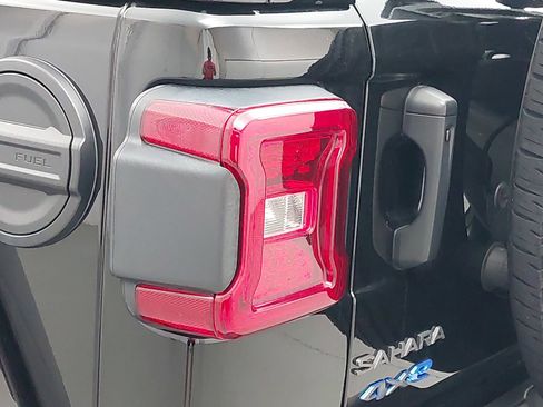 Used 2025 Jeep Wrangler Unlimited Sahara AWD/4WD image 34