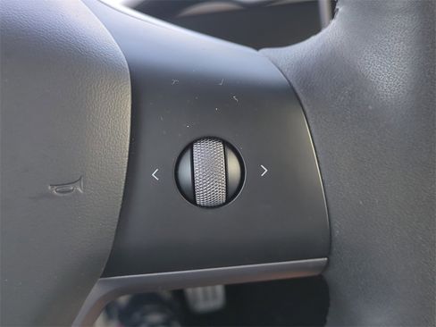 Used 2023 Tesla Model Y Performance image 29