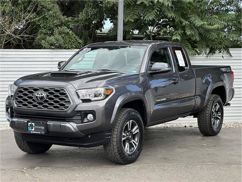 Used 2017 Toyota Tacoma TRD Sport w/ Tow Package (A/T) AWD/4WD image 6