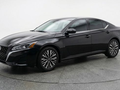 Used 2025 Nissan Altima 2.5 SV FWD image 3