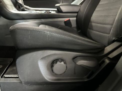 Used 2018 Ford Edge SE image 16