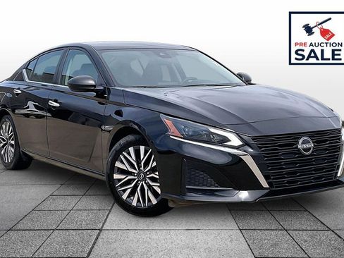 Used 2024 Nissan Altima 2.5 SV FWD image 2