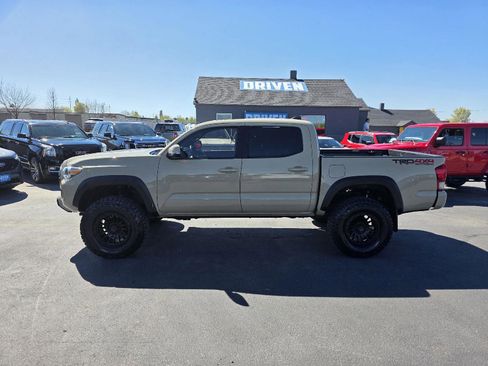 Used 2016 Toyota Tacoma TRD Off-Road w/ Premium & Technology Package image 8