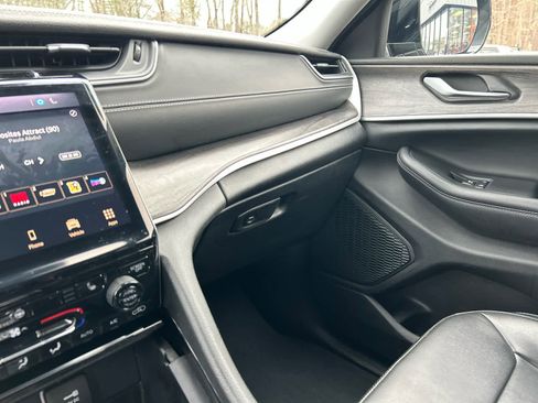 Used 2023 Jeep Grand Cherokee Limited w/ Black Appearance Package image 31