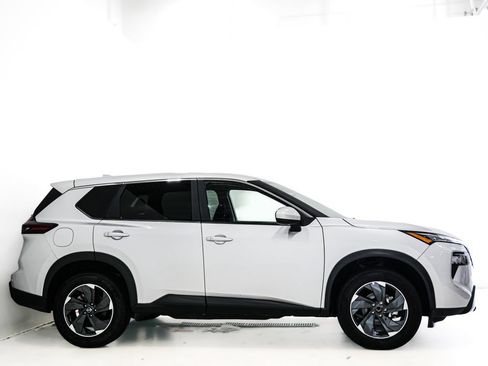 Used 2025 Nissan Rogue SV AWD/4WD image 4