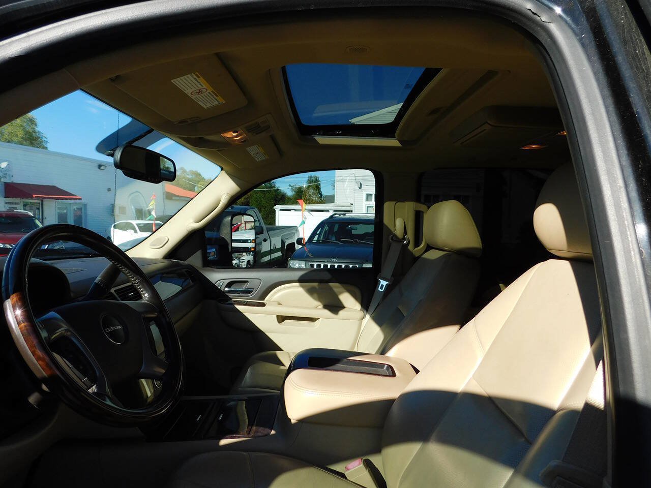Used 2014 GMC Sierra 2500 Denali w/ Suspension Package, Off-Road AWD/4WD image 40