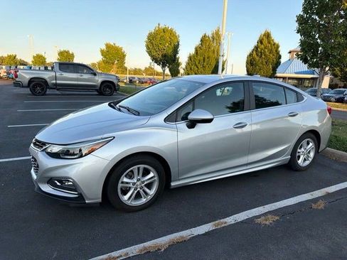 Used 2018 Chevrolet Cruze LT w/ Sun And Sound Package FWD image 3