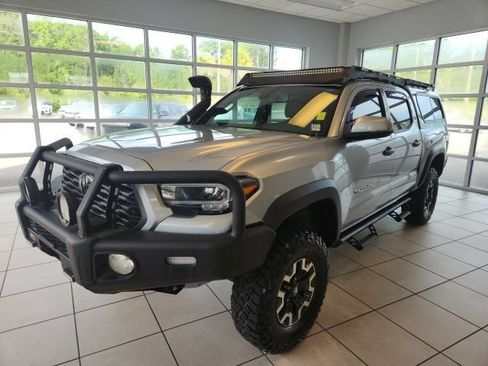 Used 2023 Toyota Tacoma TRD Off-Road w/ TRD Premium Off Road Package AWD/4WD image 5