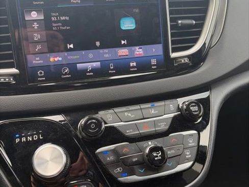Used 2025 Chrysler Pacifica Select FWD image 17