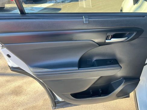 Used 2021 Toyota Highlander XLE image 19