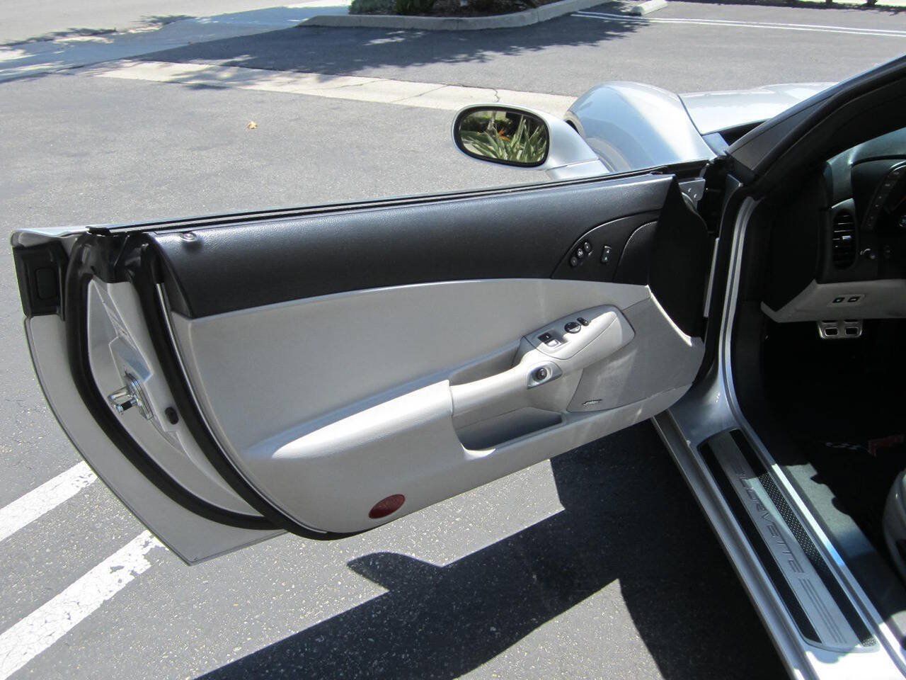 Used 2009 Chevrolet Corvette Convertible w/ Preferred Equipment Group RWD image 29