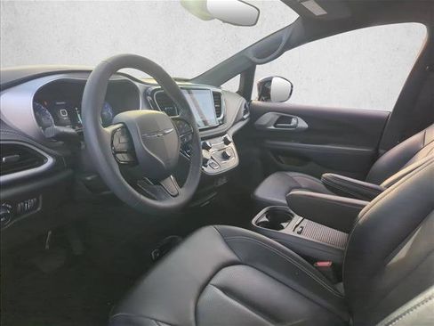 Used 2024 Chrysler Pacifica Touring-L w/ S Appearance Package image 6