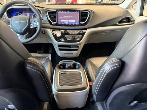 Used 2023 Chrysler Pacifica Touring-L FWD image 12
