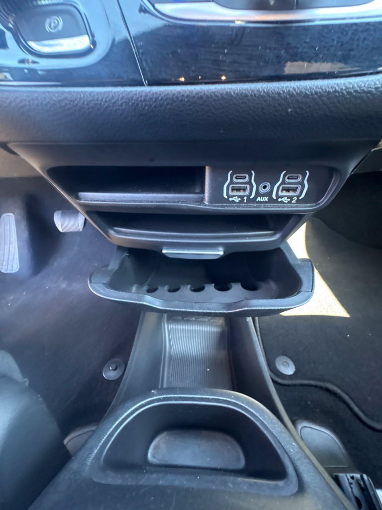 Used 2025 Chrysler Pacifica Select FWD image 11