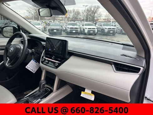 Used 2024 Toyota Corolla Cross LE w/ Moonroof Package image 7