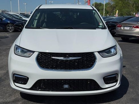 Used 2024 Chrysler Pacifica Touring-L FWD image 9