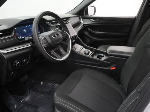 Certified 2024 Jeep Grand Cherokee Laredo X image 17