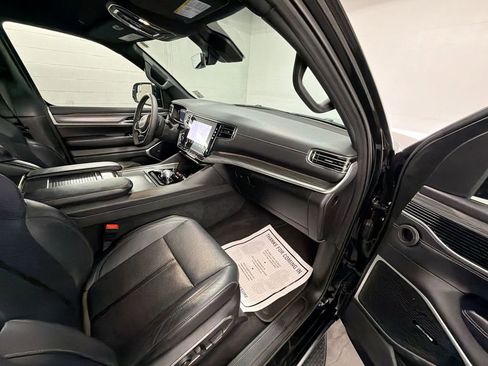 Used 2024 Jeep Wagoneer L Series II image 29