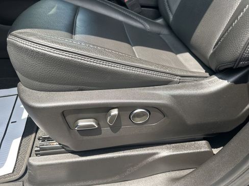 Used 2025 GMC Yukon Denali AWD/4WD image 9