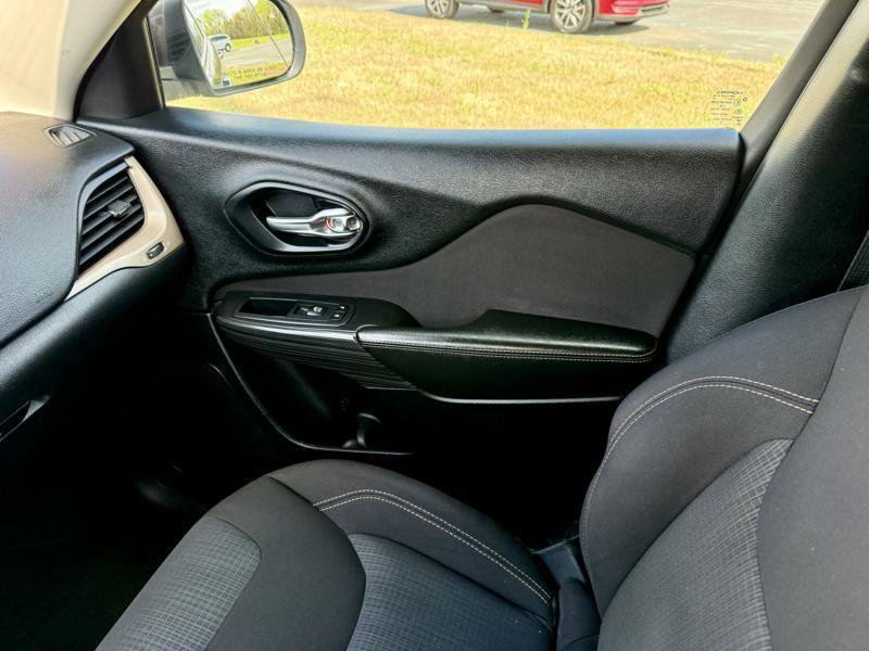 Used 2017 Jeep Cherokee Latitude w/ Safety/Convenience Group FWD image 25